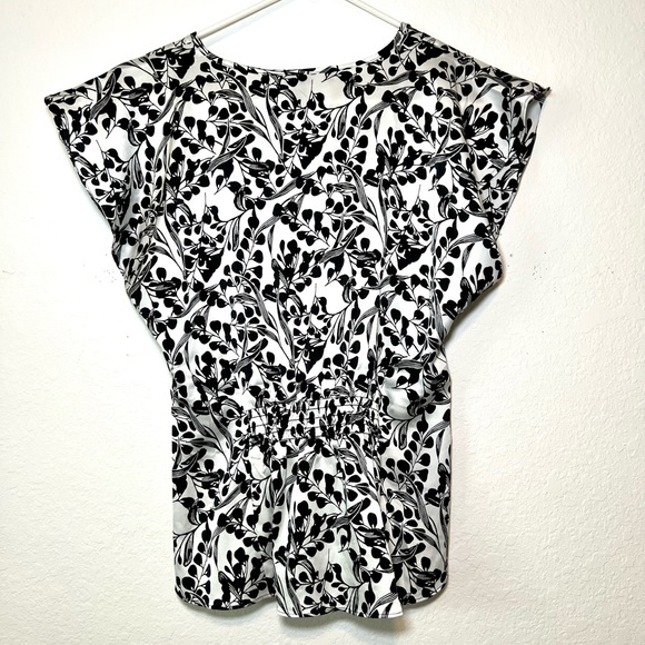 White House Black Market Black and White Floral Blouse. Size S. Great Condition. - Picture 6 of 7